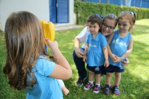 Durante a adaptação as crianças ficam livres para brincar e explorar os espaços da Educação Infantil.